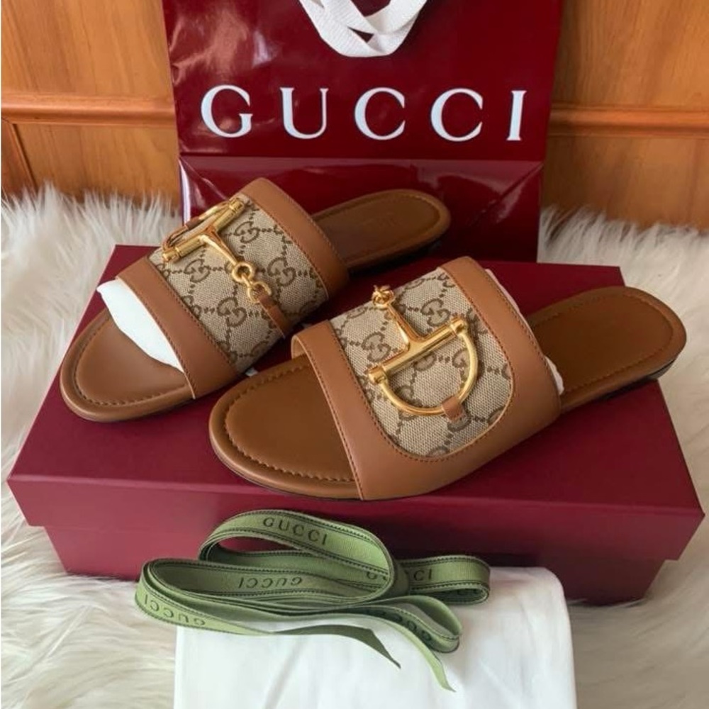 GUCCI CANVAS HORSEBIT SLIDES 🤎
Brand New In Box • Size 9US - runs small